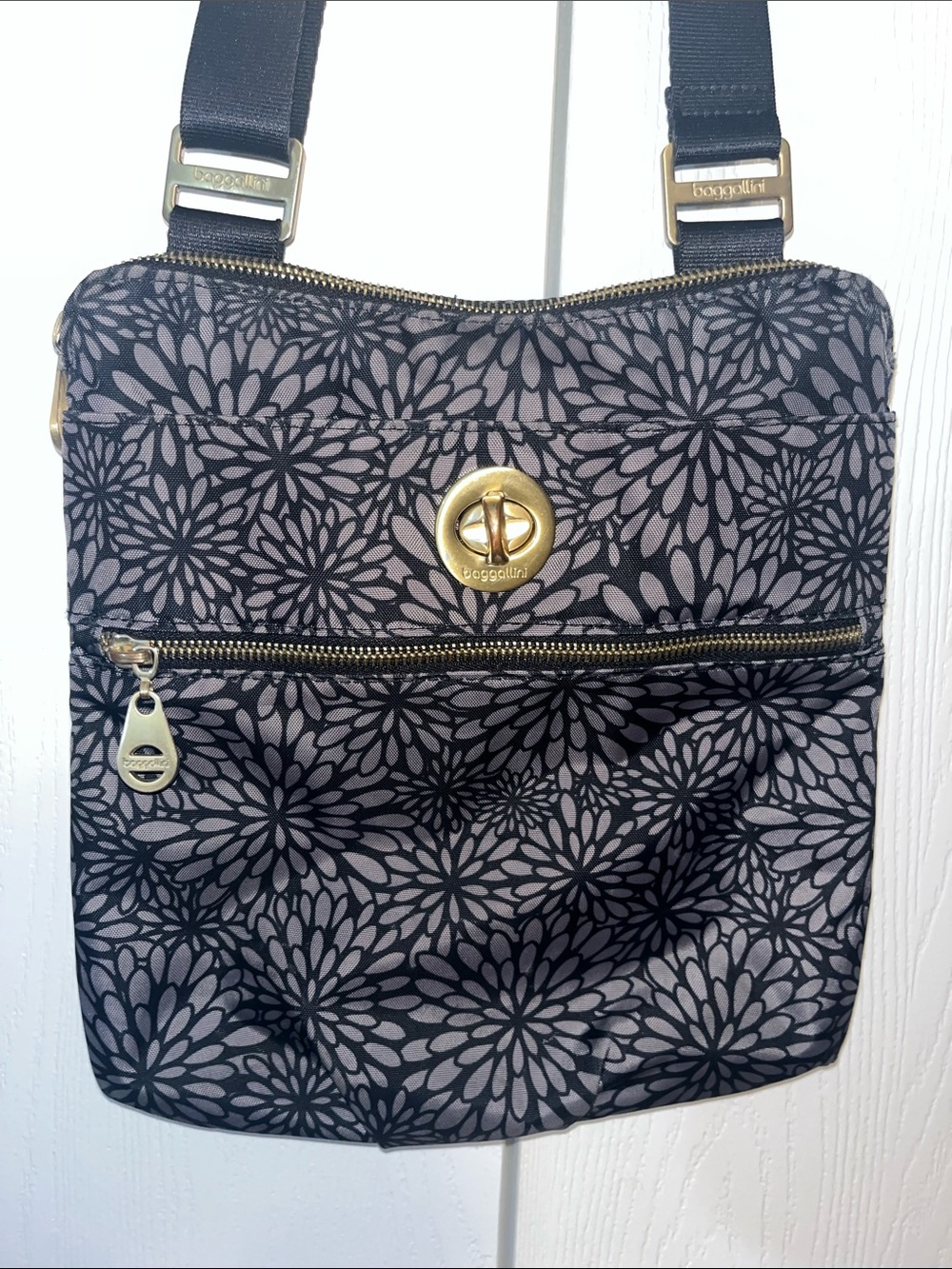 Baggallini Floral Black & Gray Nylon Crossbody